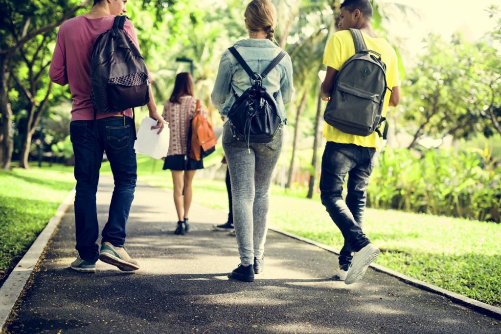 estudantes caminhando ao ar livre